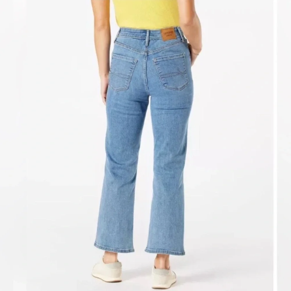 Denizen from Levi’s Ultra High-Rise Crop Flare Jeans - Picture 3 of 6